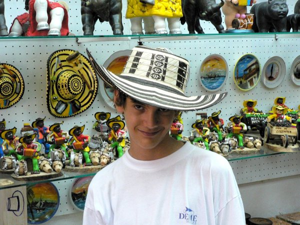 127- Touriste avec chapeau traditionnel 